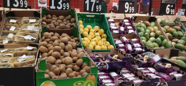 Süpermarket koridoru rafları dolduran ürünlerle dolu. Carrefour süpermarketi, Avrupa 'nın en büyük süpermarket zincirlerinden biri.