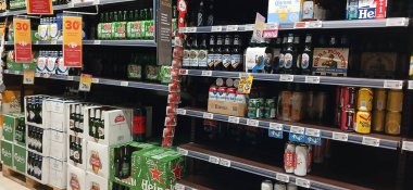 Süpermarket koridoru rafları dolduran ürünlerle dolu. Carrefour süpermarketi, Avrupa 'nın en büyük süpermarket zincirlerinden biri.