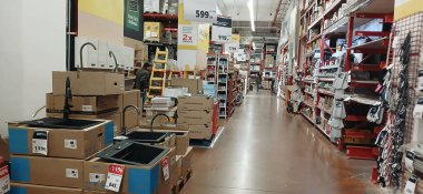 Brico Depot mağazasının içi - inşaat malzemeleri süpermarketi