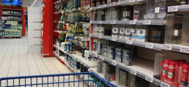 Süpermarket koridoru rafları dolduran ürünlerle dolu. Carrefour süpermarketi, Avrupa 'nın en büyük süpermarket zincirlerinden biri.