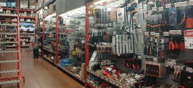 Brico Depot mağazasının içi - inşaat malzemeleri süpermarketi