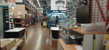 Brico Depot mağazasının içi - inşaat malzemeleri süpermarketi