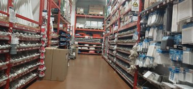 Brico Depot mağazasının içi - inşaat malzemeleri süpermarketi