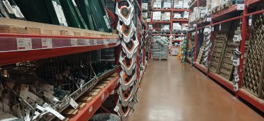 Brico Depot mağazasının içi - inşaat malzemeleri süpermarketi