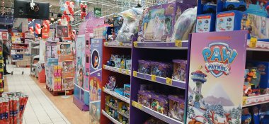 Süpermarket koridoru rafları dolduran ürünlerle dolu. Carrefour süpermarketi, Avrupa 'nın en büyük süpermarket zincirlerinden biri.