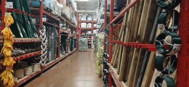 Brico Depot mağazasının içi - inşaat malzemeleri süpermarketi