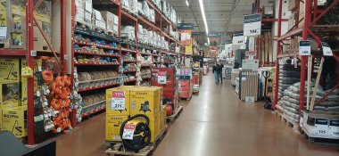 Brico Depot mağazasının içi - inşaat malzemeleri süpermarketi