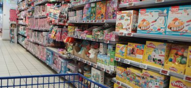 Süpermarket koridoru rafları dolduran ürünlerle dolu. Carrefour süpermarketi, Avrupa 'nın en büyük süpermarket zincirlerinden biri.