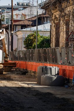 İnşaat alanında çalışan endüstriyel kazıcıların ayrıntıları