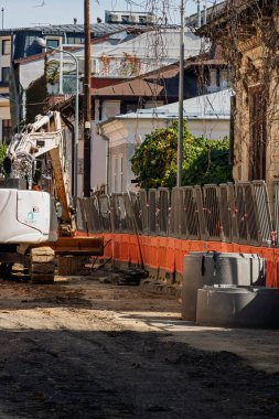 İnşaat alanında çalışan endüstriyel kazıcıların ayrıntıları