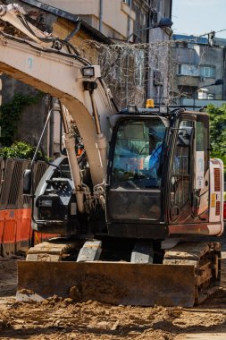 İnşaat alanında çalışan endüstriyel kazıcıların ayrıntıları
