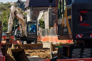 İnşaat alanında çalışan endüstriyel kazıcıların ayrıntıları