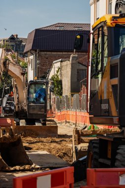 İnşaat alanında çalışan endüstriyel kazıcıların ayrıntıları