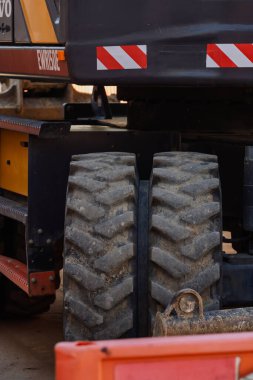 İnşaat alanında çalışan endüstriyel kazıcıların ayrıntıları