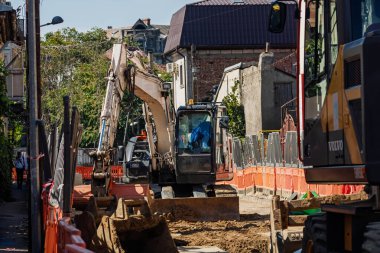 İnşaat alanında çalışan endüstriyel kazıcıların ayrıntıları