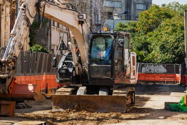 İnşaat alanında çalışan endüstriyel kazıcıların ayrıntıları