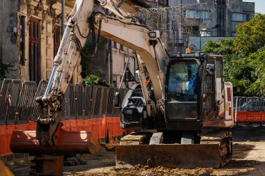 İnşaat alanında çalışan endüstriyel kazıcıların ayrıntıları