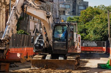 İnşaat alanında çalışan endüstriyel kazıcıların ayrıntıları