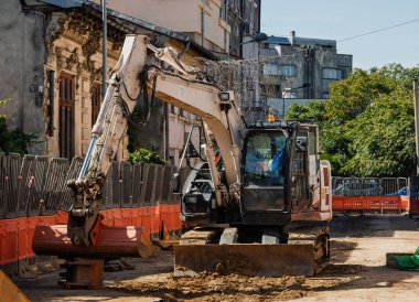İnşaat alanında çalışan endüstriyel kazıcıların ayrıntıları