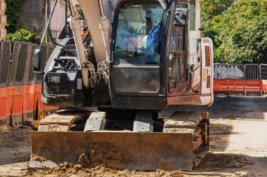 İnşaat alanında çalışan endüstriyel kazıcıların ayrıntıları