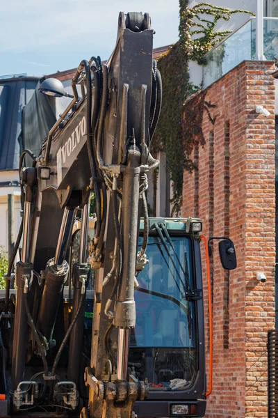 İnşaat alanında çalışan endüstriyel kazıcıların ayrıntıları