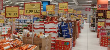 Ürünleri, fiyat tabelaları ve indirimli teklifleri olan büyük mağazalar. Stoklanmış ürünlerle dolu Jumbo süpermarket koridoru