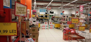 Ürünleri, fiyat tabelaları ve indirimli teklifleri olan büyük mağazalar. Stoklanmış ürünlerle dolu Jumbo süpermarket koridoru