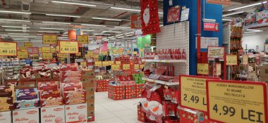 Ürünleri, fiyat tabelaları ve indirimli teklifleri olan büyük mağazalar. Stoklanmış ürünlerle dolu Jumbo süpermarket koridoru