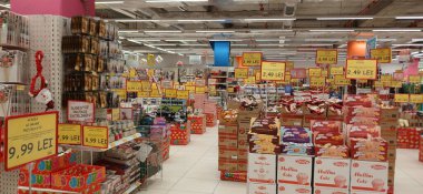 Ürünleri, fiyat tabelaları ve indirimli teklifleri olan büyük mağazalar. Stoklanmış ürünlerle dolu Jumbo süpermarket koridoru