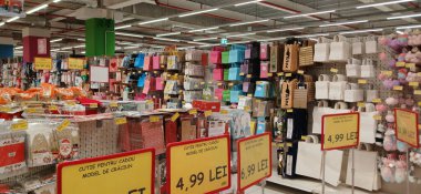 Ürünleri, fiyat tabelaları ve indirimli teklifleri olan büyük mağazalar. Stoklanmış ürünlerle dolu Jumbo süpermarket koridoru