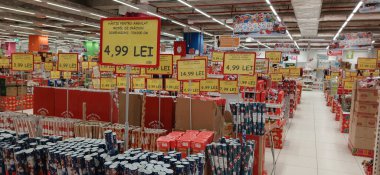 Ürünleri, fiyat tabelaları ve indirimli teklifleri olan büyük mağazalar. Stoklanmış ürünlerle dolu Jumbo süpermarket koridoru