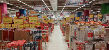 Ürünleri, fiyat tabelaları ve indirimli teklifleri olan büyük mağazalar. Stoklanmış ürünlerle dolu Jumbo süpermarket koridoru