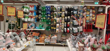 Ürünleri, fiyat tabelaları ve indirimli teklifleri olan büyük mağazalar. Stoklanmış ürünlerle dolu Jumbo süpermarket koridoru