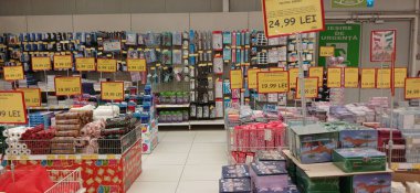 Ürünleri, fiyat tabelaları ve indirimli teklifleri olan büyük mağazalar. Stoklanmış ürünlerle dolu Jumbo süpermarket koridoru