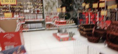 Ürünleri, fiyat tabelaları ve indirimli teklifleri olan büyük mağazalar. Stoklanmış ürünlerle dolu Jumbo süpermarket koridoru