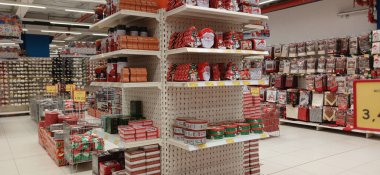 Ürünleri, fiyat tabelaları ve indirimli teklifleri olan büyük mağazalar. Stoklanmış ürünlerle dolu Jumbo süpermarket koridoru