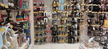 Ürünleri, fiyat tabelaları ve indirimli teklifleri olan büyük mağazalar. Stoklanmış ürünlerle dolu Jumbo süpermarket koridoru