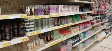 Ürünleri, fiyat tabelaları ve indirimli teklifleri olan büyük mağazalar. Stoklanmış ürünlerle dolu Jumbo süpermarket koridoru