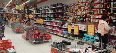 Ürünleri, fiyat tabelaları ve indirimli teklifleri olan büyük mağazalar. Stoklanmış ürünlerle dolu Jumbo süpermarket koridoru