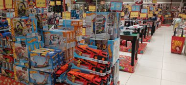 Ürünleri, fiyat tabelaları ve indirimli teklifleri olan büyük mağazalar. Stoklanmış ürünlerle dolu Jumbo süpermarket koridoru