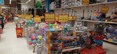 Ürünleri, fiyat tabelaları ve indirimli teklifleri olan büyük mağazalar. Stoklanmış ürünlerle dolu Jumbo süpermarket koridoru