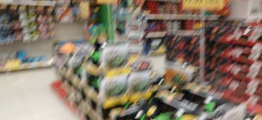 Ürünleri, fiyat tabelaları ve indirimli teklifleri olan büyük mağazalar. Stoklanmış ürünlerle dolu Jumbo süpermarket koridoru