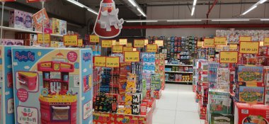 Ürünleri, fiyat tabelaları ve indirimli teklifleri olan büyük mağazalar. Stoklanmış ürünlerle dolu Jumbo süpermarket koridoru