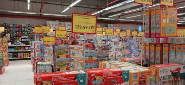 Ürünleri, fiyat tabelaları ve indirimli teklifleri olan büyük mağazalar. Stoklanmış ürünlerle dolu Jumbo süpermarket koridoru