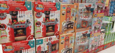 Ürünleri, fiyat tabelaları ve indirimli teklifleri olan büyük mağazalar. Stoklanmış ürünlerle dolu Jumbo süpermarket koridoru