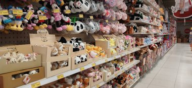 Ürünleri, fiyat tabelaları ve indirimli teklifleri olan büyük mağazalar. Stoklanmış ürünlerle dolu Jumbo süpermarket koridoru