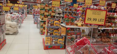 Ürünleri, fiyat tabelaları ve indirimli teklifleri olan büyük mağazalar. Stoklanmış ürünlerle dolu Jumbo süpermarket koridoru