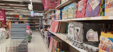 Ürünleri, fiyat tabelaları ve indirimli teklifleri olan büyük mağazalar. Stoklanmış ürünlerle dolu Jumbo süpermarket koridoru