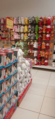 Ürünleri, fiyat tabelaları ve indirimli teklifleri olan büyük mağazalar. Stoklanmış ürünlerle dolu Jumbo süpermarket koridoru