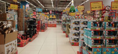 Ürünleri, fiyat tabelaları ve indirimli teklifleri olan büyük mağazalar. Stoklanmış ürünlerle dolu Jumbo süpermarket koridoru